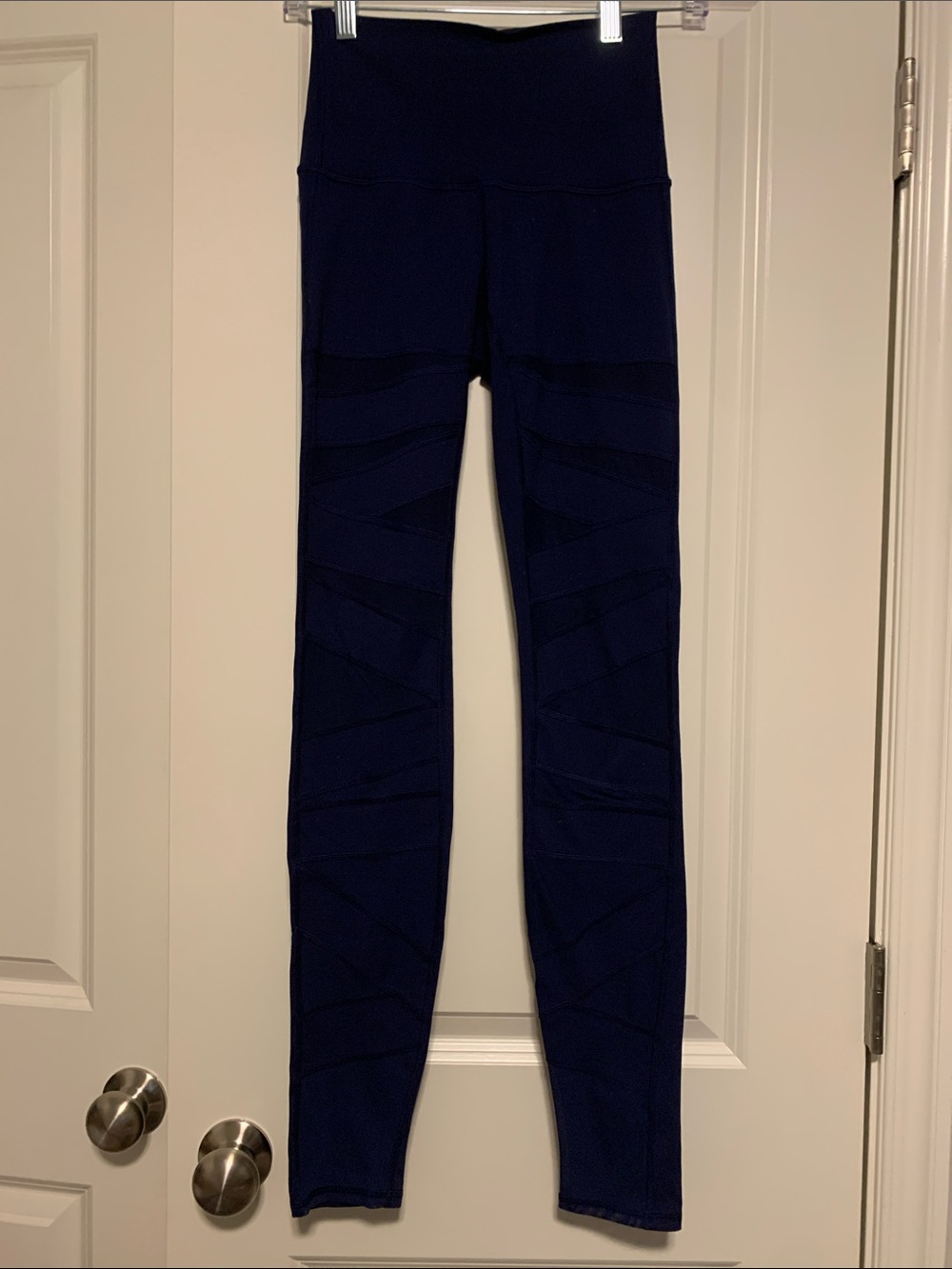 Lululemon Navy Leggings w/mesh detail Sz 4
Fair Condition